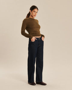 Jean droit en denim bleu foncé 3D, coupe large et confortable, en coton épais et de qualité, adapté à toutes les morphologies féminines.