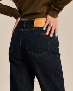 Jean droit en denim 100 % coton de couleur bleu foncé, coupe large et confortable, conçu pour s’adapter à toutes les morphologies féminines.