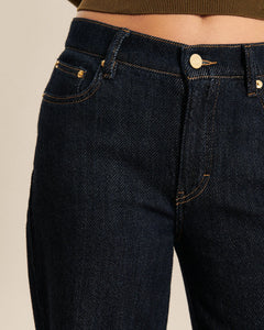 Jean droit pour femme en denim 3D bleu foncé, matière 100% coton, coupe large confortable et élégante s’adaptant à toutes les morphologies.