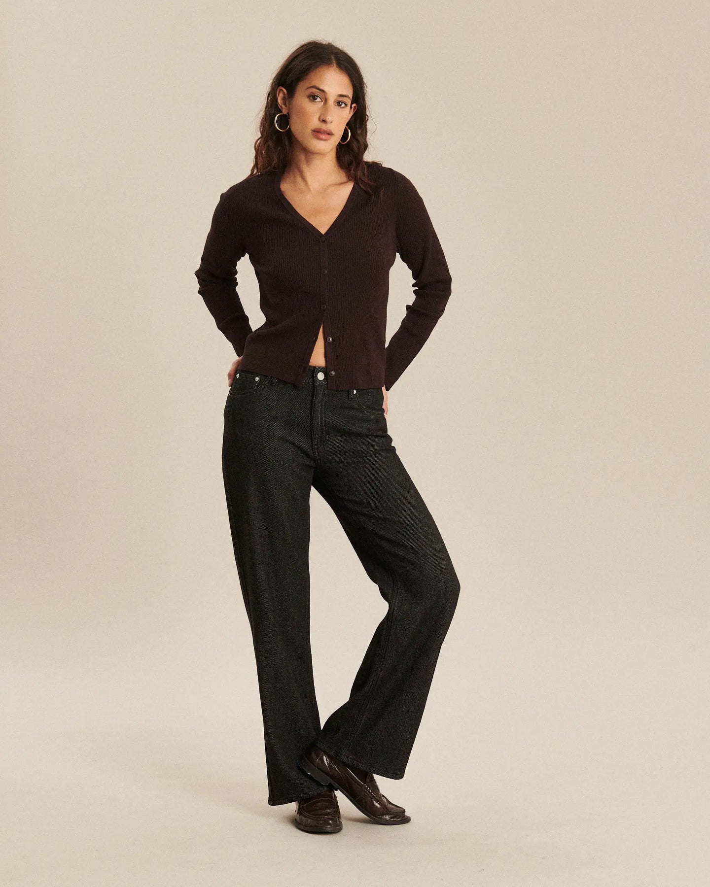 Jean droit pour femme en denim sombre gris foncé, coupe large confortable, matière 100% coton offrant une silhouette fluide et élégante adaptée à toutes les morphologies.