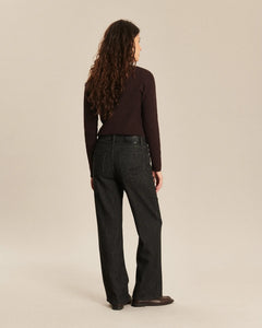 Jean droit en denim gris foncé, coupe ample et confortable, matière 100 % coton, idéal pour toutes morphologies féminines.