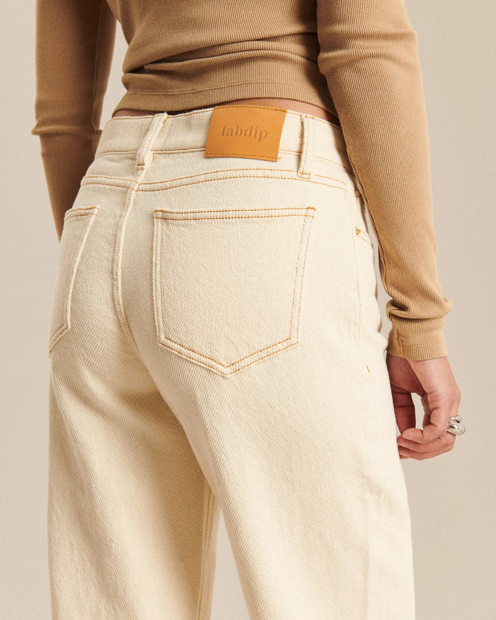 Jean droit large en denim écru clair 100% coton avec coutures apparentes, coupe confortable adaptée à toutes les morphologies pour femme.