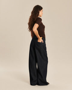 Jean large pour femme en denim brut foncé avec une coupe droite ample, fabriqué dans une matière en coton Tencel souple qui s’adapte à toutes les morphologies.