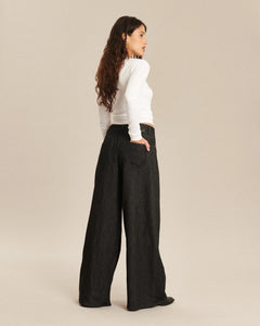 Jean femme en denim gris foncé, coupe large et fluide, matière légère et confortable adaptée à toutes les morphologies.