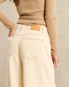 Jean femme en denim écru clair, coupe large et droite, tissu 100 % coton avec coutures contrastantes, adapté à toutes morphologies pour un confort optimal.
