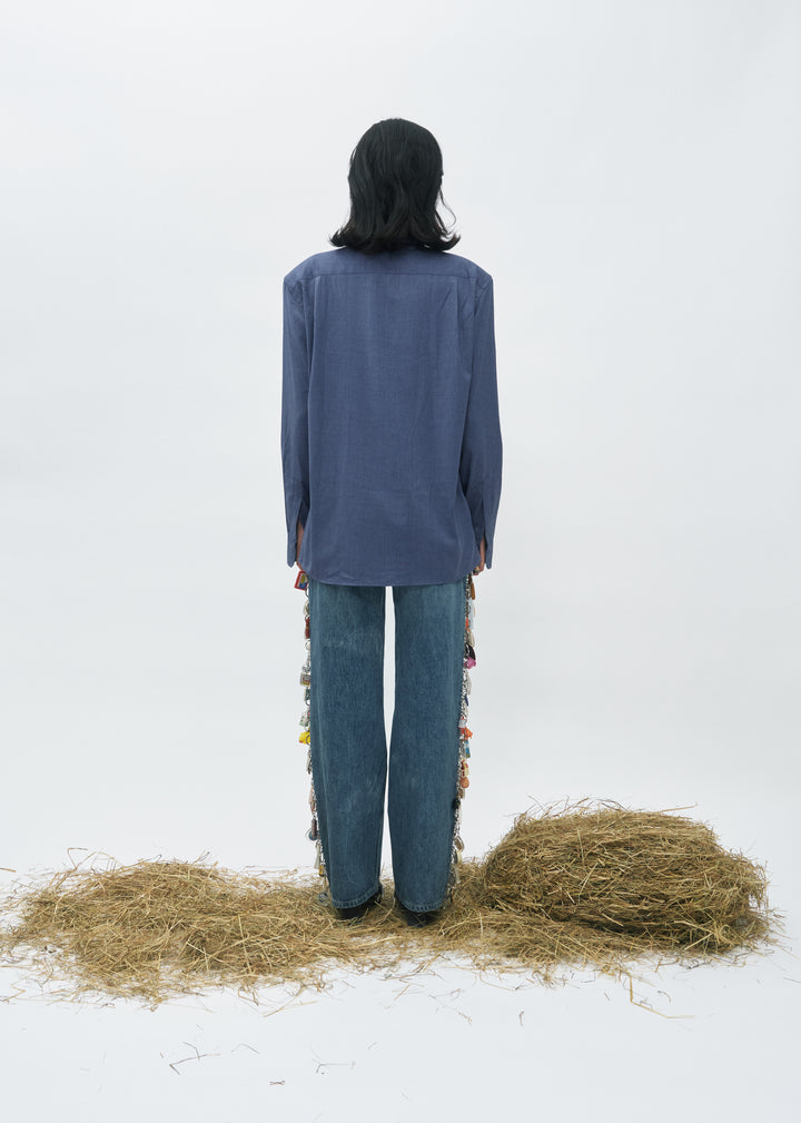 Jean femme en denim bleu moyen, coupe droite et fluide, confectionné en coton, avec un tombé naturel et un style casual adapté à toutes les morphologies.