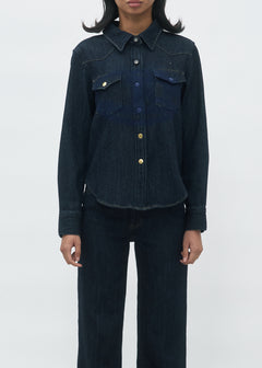 Jean droit en denim bleu foncé 100% coton, au tissu dense et légèrement rigide, avec une coupe ajustée au niveau des hanches et une jambe droite fluide adaptée à toutes les morphologies.
