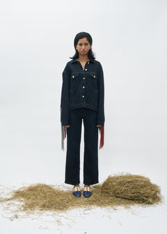 Jean droit en denim bleu foncé 100% coton avec une coupe ajustée aux hanches et légèrement large en bas, idéal pour toutes les morphologies féminines.