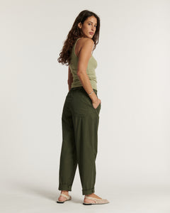 Pantalon femme en popeline kaki, coupe droite avec taille élastique, matière légère et confortable idéale pour l'été, style décontracté et facile à porter.