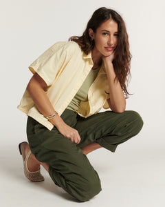 Pantalon coupe droite en popeline kaki, tissu léger et fluide en coton, offrant un ajustement confortable et adapté à toutes les morphologies féminines.