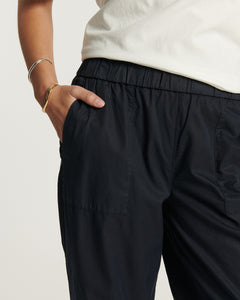 Pantalon femme en popeline légère bleu marine, coupe droite avec taille élastique, matière douce et fluide idéale pour l'été.