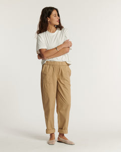 Pantalon en popeline couleur praline, coupe droite et confortable avec ceinture élastique, tissu léger en coton idéal pour femme recherchant un style décontracté et élégant.