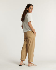 Pantalon en popeline de coton beige clair, coupe droite et ample, s'adaptant à toutes les morphologies pour un confort optimal au quotidien.