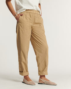 Pantalon en popeline couleur praline, coupe décontractée avec taille élastique et revers aux chevilles, matière légère et confortable adaptée à toutes les morphologies féminines.