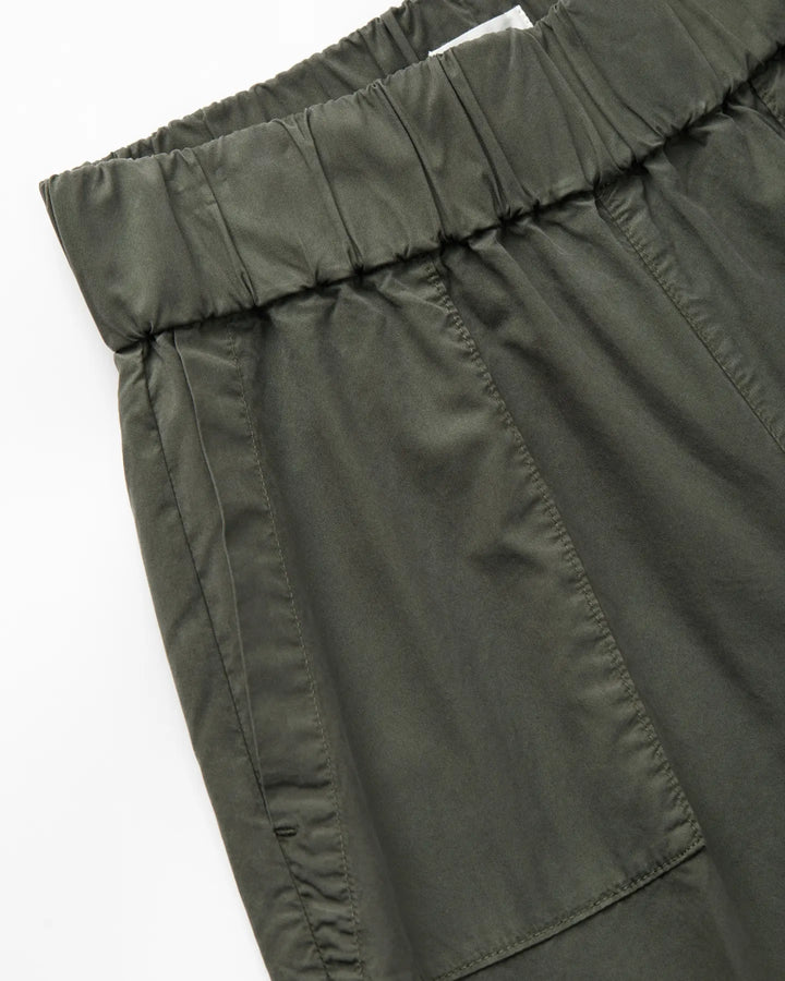 Pantalon en popeline de couleur kaki, coupe ample et fluide avec taille élastiquée, idéal pour un confort décontracté tout en restant élégant.