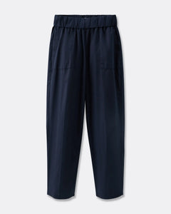Pantalon femme en popeline bleu marine, matière légère et fluide, coupe droite avec taille élastiquée pour un ajustement confortable et adapté à toutes les morphologies.