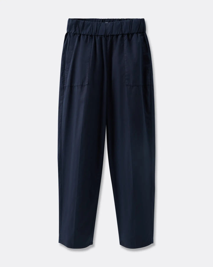 Pantalon femme en popeline bleu marine, matière légère et fluide, coupe droite avec taille élastiquée pour un ajustement confortable et adapté à toutes les morphologies.