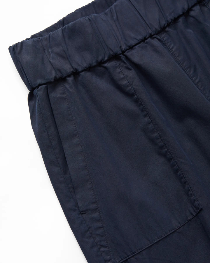 Jean femme en popeline bleu marine, matière légère et douce, coupe droite avec taille élastiquée pour un confort adaptable à toutes les morphologies.