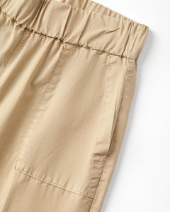 Pantalon en popeline beige clair, coupe droite avec taille élastique pour un confort ajusté, matière légère et agréable idéale pour l'été.