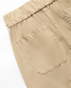 Pantalon en popeline de coton couleur praline avec ceinture élastiquée et poche arrière, coupe droite et confortable, idéal pour l'été.
