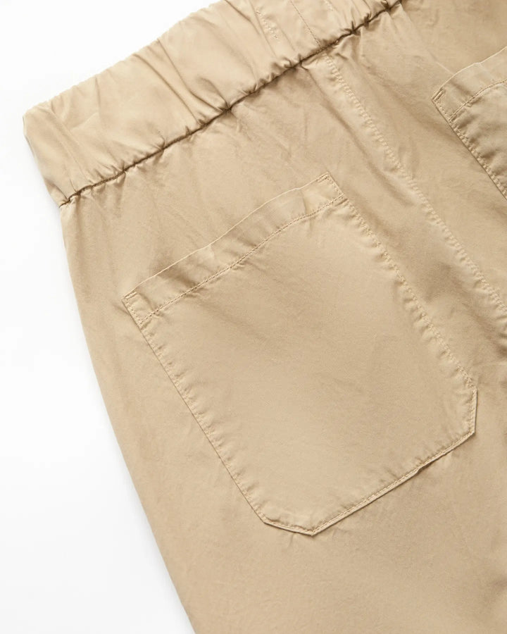 Pantalon en popeline de coton couleur praline avec ceinture élastiquée et poche arrière, coupe droite et confortable, idéal pour l'été.