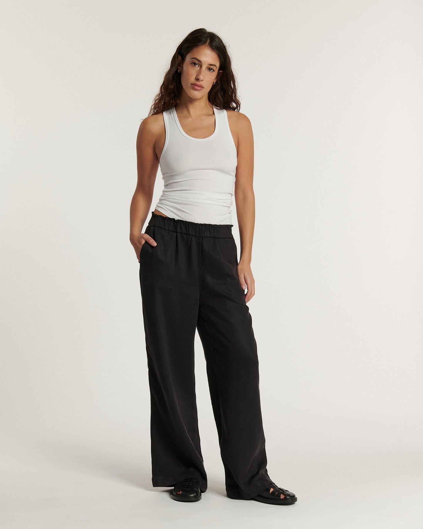 Pantalon noir en tissu léger et fluide, coupe large et droite, adapté à toutes les morphologies pour un confort optimal au quotidien.