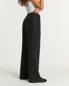 Jean noir en tissu tencel fluide et léger, coupe large et droite, idéal pour une silhouette élégante et confortable s'adaptant à toutes les morphologies.