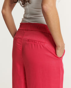 Jean fluide pour femme en tissu tencel rouge cerise, coupe ample et taille élastiquée pour un confort ajusté et adapté à toutes les morphologies.