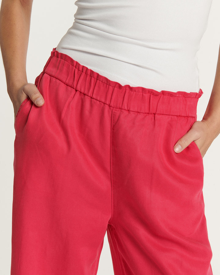 Jean femme en tissu doux et fluide couleur cerise, coupe droite avec taille élastique froncée pour un fit confortable et adapté à toutes les morphologies.