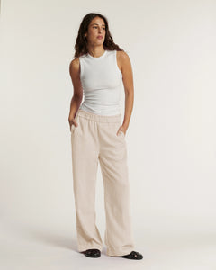 Pantalon femme en tissu Tencel couleur écume, coupe ample et fluide avec taille élastique pour un confort optimal, idéal pour un style décontracté et élégant.