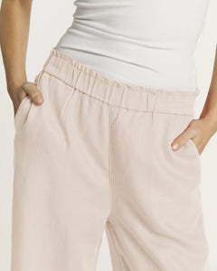 Pantalon femme en tissu léger effet tencel couleur écume, coupe décontractée avec taille élastiquée pour un confort optimal.