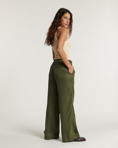 Pantalon large en tencel de couleur kaki avec taille élastiquée, coupe fluide et confortable, idéal pour toutes les morphologies féminines.
