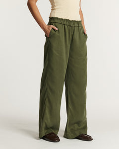Pantalon fluide en tencel kaki avec taille élastiquée et coupe large, offrant confort et élégance décontractée pour toutes les morphologies féminines.
