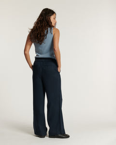 Jean femme bleu marine en tissu Tencel, coupe large et droite avec taille élastiquée, associé à un style décontracté et confortable.