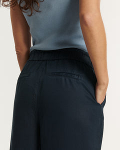 Jean femme marine en tissu doux et fluide, coupe droite avec taille élastiquée, conçu pour s’adapter à toutes les morphologies avec un style décontracté.