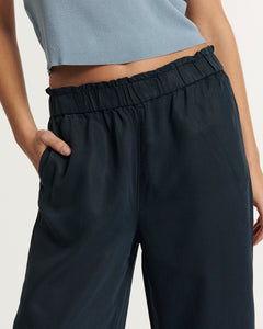 Pantalon femme en tissu léger marine avec taille élastique froncée, coupe ample et fluide adaptée à toutes les morphologies pour un confort optimal.