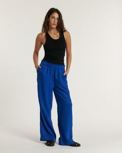 Pantalon femme en tencel bleu outre-mer, fluide et léger, coupe large et taille élastiquée pour un confort ajusté à toutes les morphologies.