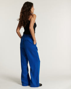 Jean large en tissu Tencel bleu outremer avec taille élastique, coupe droite et matière fluide, idéal pour femme cherchant confort et style adapté à toutes les morphologies.