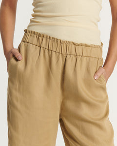 Pantalon léger en tencel couleur prune glacé avec taille élastique et coupe fluide, adapté à toutes les morphologies pour un confort optimal.