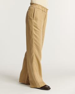 Pantalon femme en tissu Tencel couleur praline, coupe droite et fluide avec taille élastiquée pour un confort optimal et une silhouette élégante.