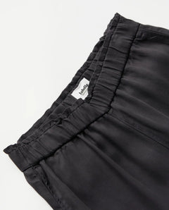 Jean pour femme en tissu Tencel marron foncé, coupe droite avec taille élastiquée, offrant un confort léger et un effet fluide, adapté à toutes les morphologies.