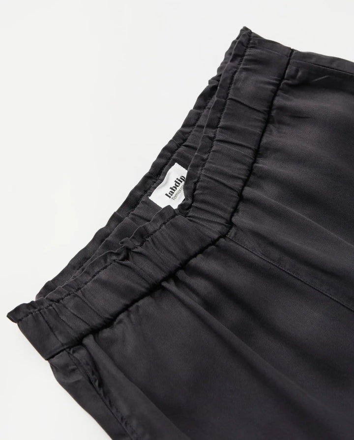 Jean pour femme en tissu Tencel marron foncé, coupe droite avec taille élastiquée, offrant un confort léger et un effet fluide, adapté à toutes les morphologies.