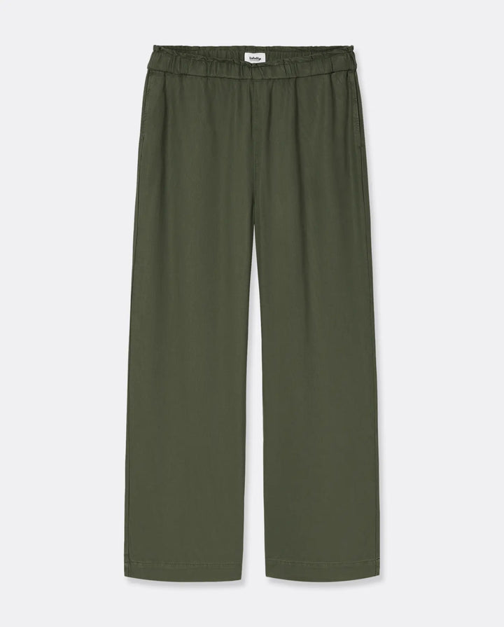 Pantalon femme en tissu Tencel kaki, coupe droite et fluide avec taille élastique, conçu pour s’adapter confortablement à toutes les morphologies.