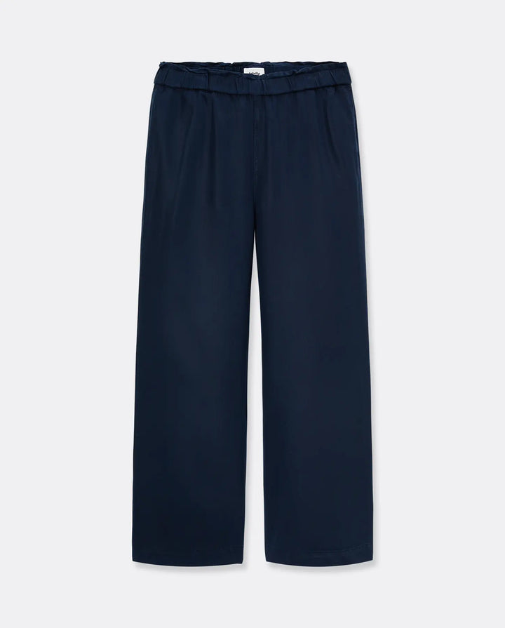 Pantalon large en tissu fluide bleu marine, coupe décontractée avec taille élastiquée, idéal pour un style confortable et élégant femme.