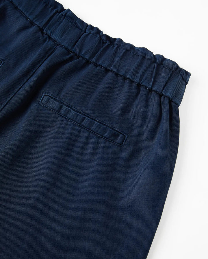 Jean femme en tissu tencel marine, coupe droite avec taille élastique pour un ajustement confortable, matière fluide et douce adaptée à toutes les morphologies.