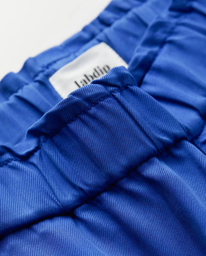 Jean femme en coton bleu outre-mer avec taille élastique, coupe ample et matière douce, parfait pour un confort estival et une silhouette décontractée.