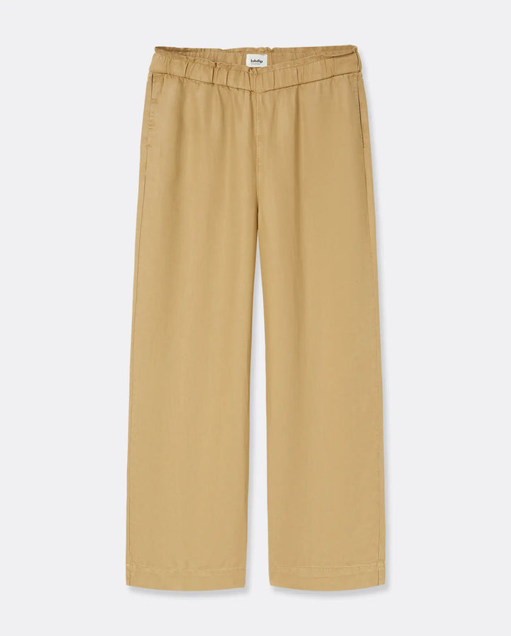 Pantalon femme en tissu Tencel couleur praline, coupe droite et fluide avec taille élastiquée pour un ajustement confortable et élégant.