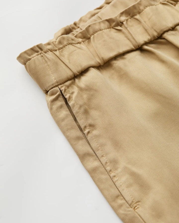 Pantalon beige en tissu doux et léger, coupe droite avec taille élastiquée pour un ajustement confortable adapté à toutes les morphologies.
