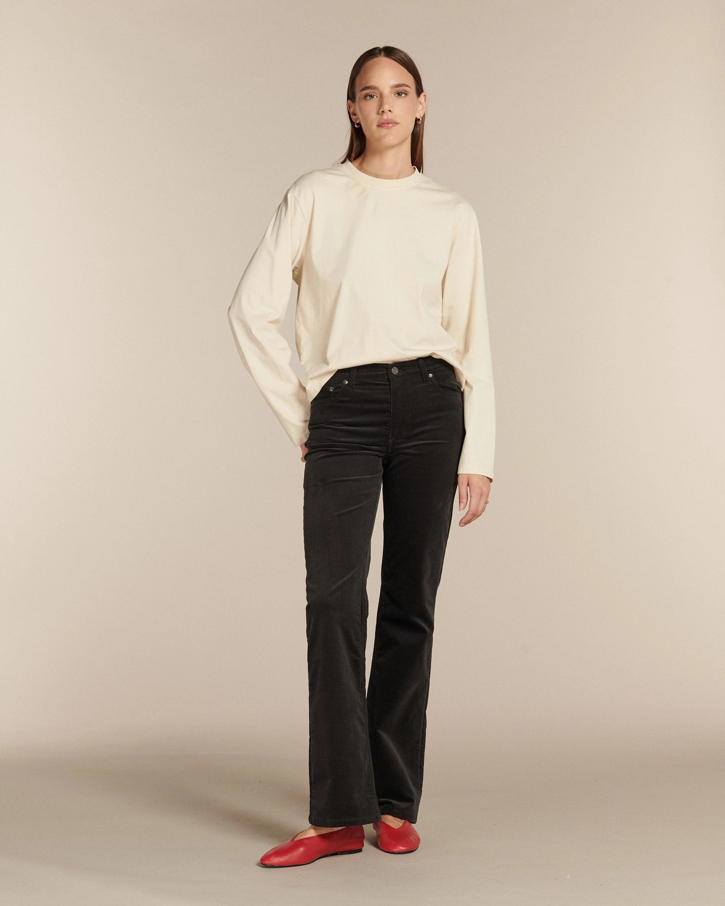 Jean femme en denim noir, coupe flare ajustée à la taille et aux cuisses, matière coton souple offrant un tombé fluide, idéal pour toutes morphologies.