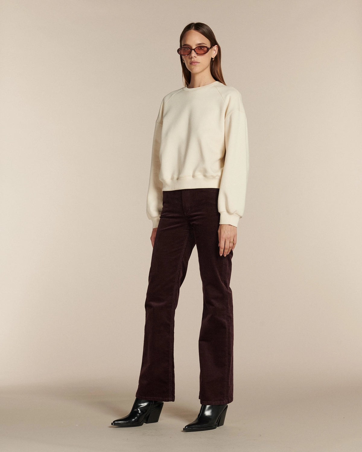 Jean femme en velours côtelé couleur chocolat, coupe flare ajustée à la taille et aux hanches, matière épaisse et souple pour un confort optimal, s’adapte à toutes les morphologies.